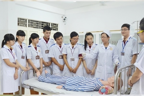 Học liên thông cao đẳng y dược có khó không nên học ở đâu?